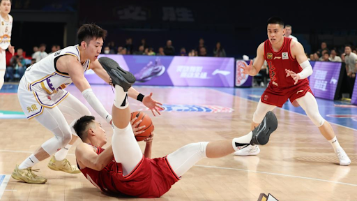 邵佳一告诫小球员：怎么能喝可乐呢，光跟老队员学散漫了